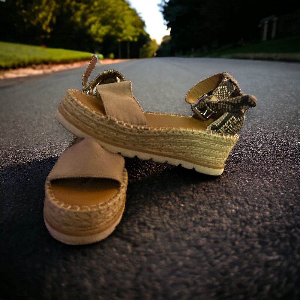 Snake skin 🐍 wedge sandals